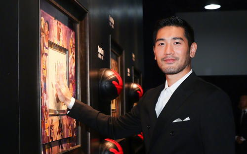 高以翔给每一个探班粉丝送礼物详情 高以翔最后一部剧官方特辑令人泪目