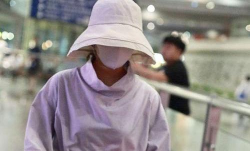 赵丽颖产后现身包裹严实 赵丽颖生子后身材依然纤细即将复出