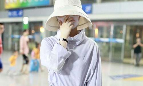 赵丽颖产后现身包裹严实 赵丽颖生子后身材依然纤细即将复出