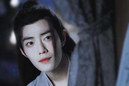 肖战复出争议波及何炅，肖战发声怒怼黑粉称不要伤害到别人