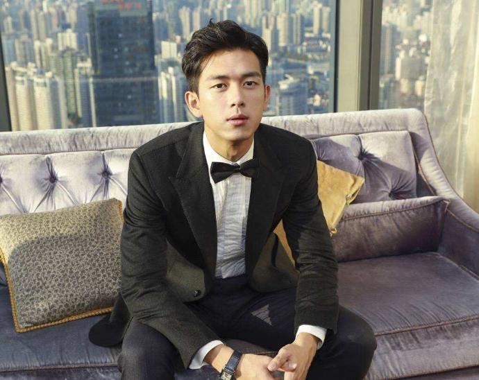 李现女朋友是谁 李现无名指戴戒指被指已结婚是怎么回事?