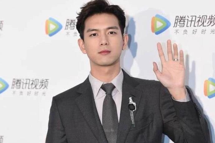 李现女朋友是谁 李现无名指戴戒指被指已结婚是怎么回事?