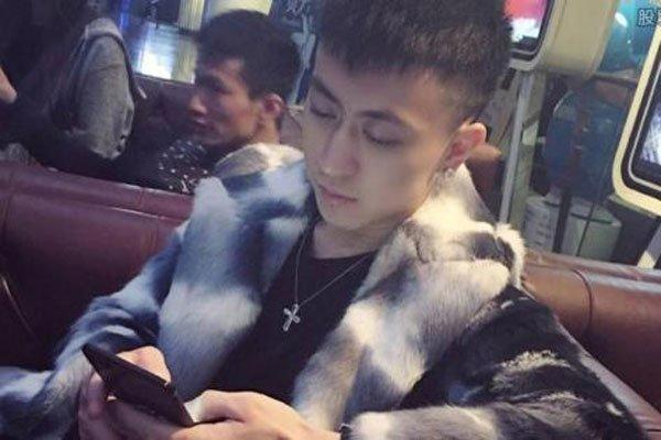 京城四少之一的秦奋他家干什么的 秦奋King火了之后爸爸身份被扒