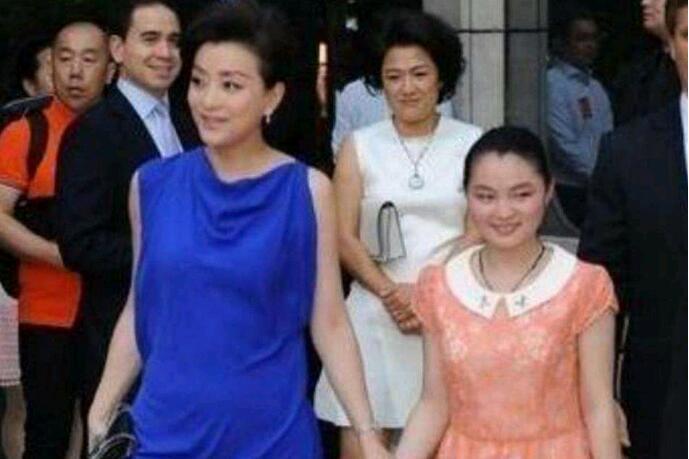 杨澜女儿罕见亮相 杨澜女儿照片个人资料怎么样曝光十分清秀