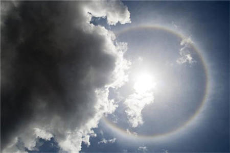 北京上空出现日晕预示着什么 网友：喜欢这种大气光学现象
