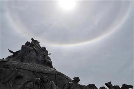 北京上空出现日晕预示着什么 网友：喜欢这种大气光学现象