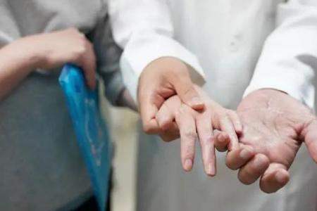 陶勇复诊再遇为他挡刀患者家属，陶勇医生被砍事件来龙去脉