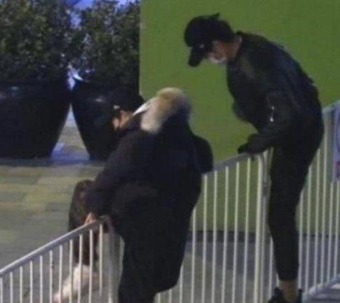 王源在公共场所抽烟_半年内道歉5次人设崩塌