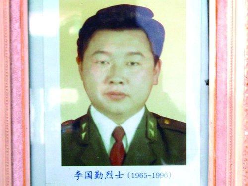 湖南一逃犯母亲荆中秀煽动村民打死派出所长李国勤被执行枪决