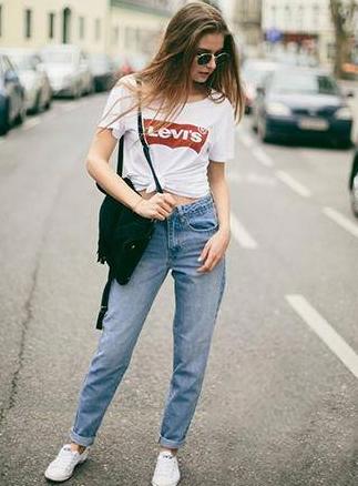 牛仔裤穿衣搭配_浅蓝色牛仔裤的穿衣搭配方法