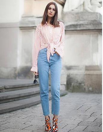 牛仔裤穿衣搭配_浅蓝色牛仔裤的穿衣搭配方法