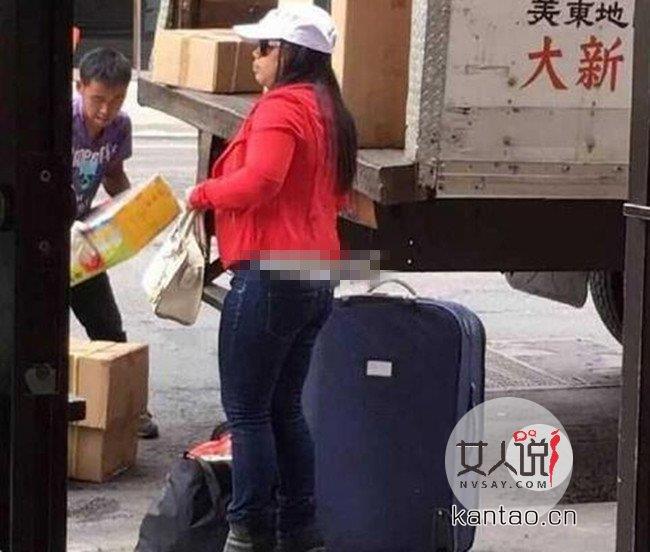 凤姐搬家蹲坐纽约街头 戴墨镜示人身材发福严重不忍直视