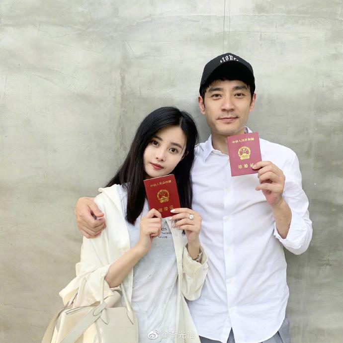 李光洁宣布结婚-李光洁微博晒出和妻子隋雨蒙结婚照大撒狗粮