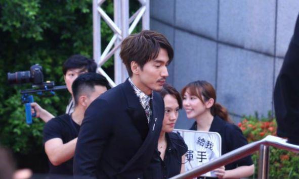 言承旭红毯造型-雅痞大叔造型成焦点