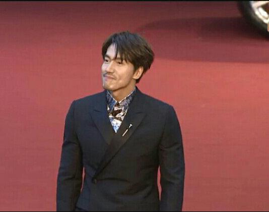 言承旭红毯造型-雅痞大叔造型成焦点