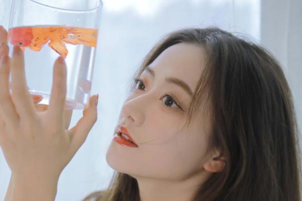 搞笑的沙雕句子 月亮睡了你不睡，你是秃头小宝贝