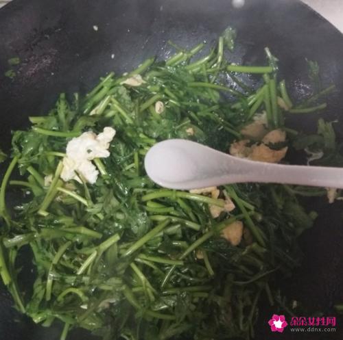 茼蒿炒鸡蛋的做法