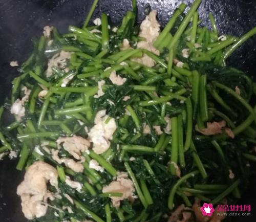 茼蒿炒鸡蛋的做法