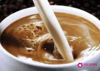 纯牛奶可以和咖啡混合一起喝吗