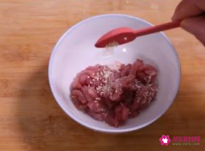 肉丝炒胡萝卜丝的做法