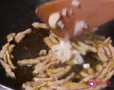 肉丝炒胡萝卜丝的做法