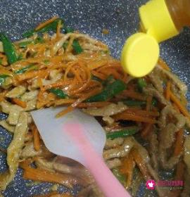 肉丝炒胡萝卜丝的做法