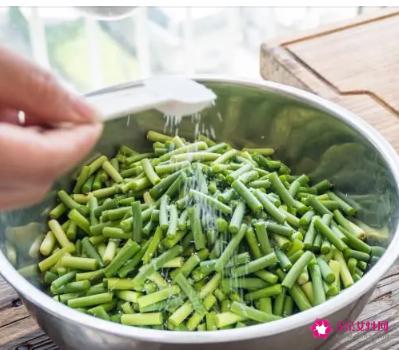 用盐腌蒜苔的简单做法