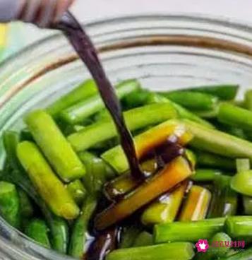 用盐腌蒜苔的简单做法