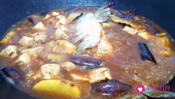 正宗东北铁锅炖鱼的做法