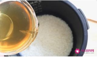 吃煲仔饭的正确方法