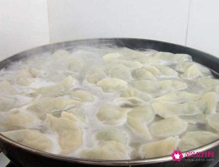 下水饺用冷水还是热水好