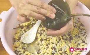 怎么包粽子详细步骤