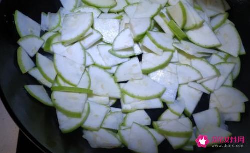 角瓜炒鸡蛋的做法