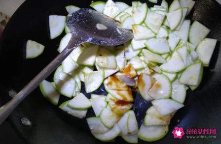 角瓜炒鸡蛋的做法