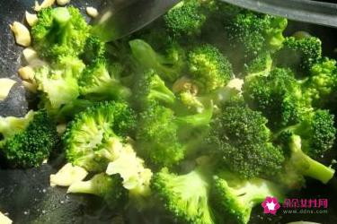 家常炒西兰花的做法