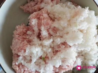 家常猪肉丸子的做法步骤