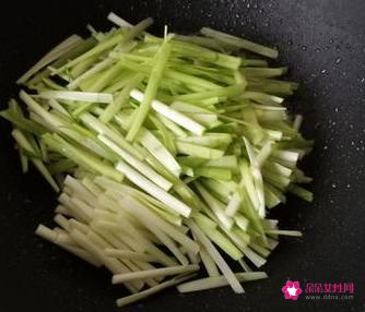 韭黄炒肉丝的做法