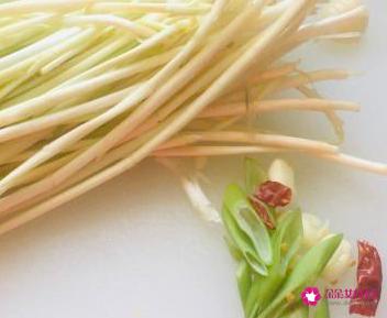 韭黄炒肉丝的做法