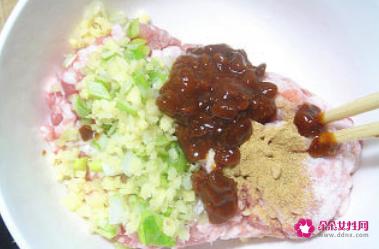正宗炸猪肉丸子的配方