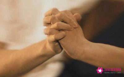 男女之间十指紧扣是什么意思