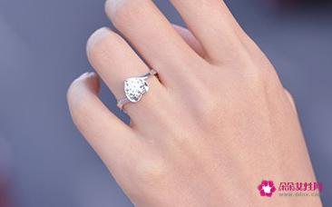 情侣戒指戴哪个手指图解