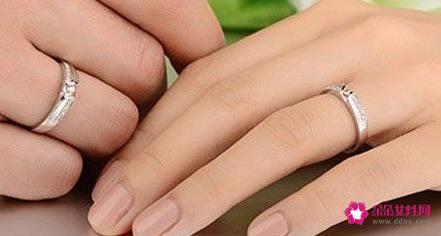 情侣戒指戴哪个手指图解