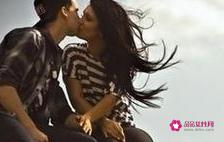 男生接吻时伸舌头代表了什么