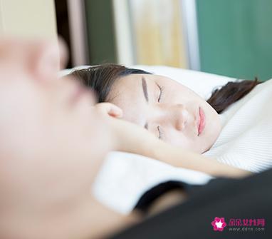 男人接吻伸舌头是什么意思