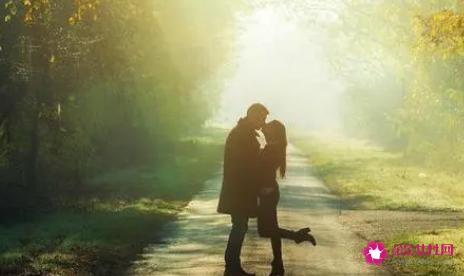 男生接吻喜欢伸舌头代表什么