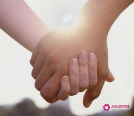 睡觉时十指相扣