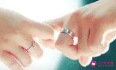 男生女生十指相扣代表什么