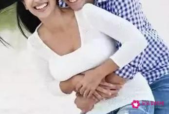 男生抱着你来回蹭你