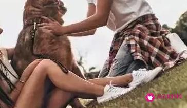 男生抱着你来回蹭你