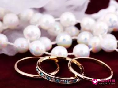 情侣之间的定情信物